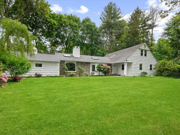 17 Juneau Boulevard, Woodbury, NY 11797