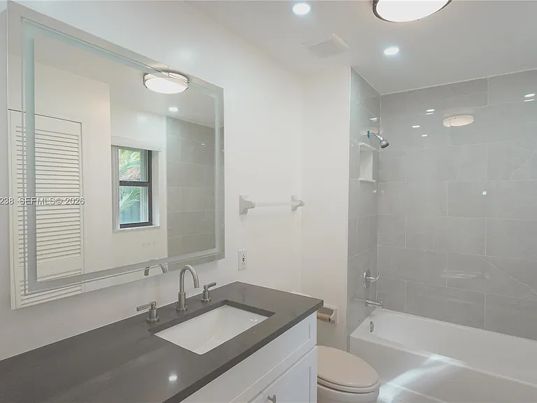 518 NE 48th St — Photo 15