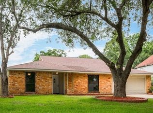 312 Maplewood Dr, Friendswood, TX 77546