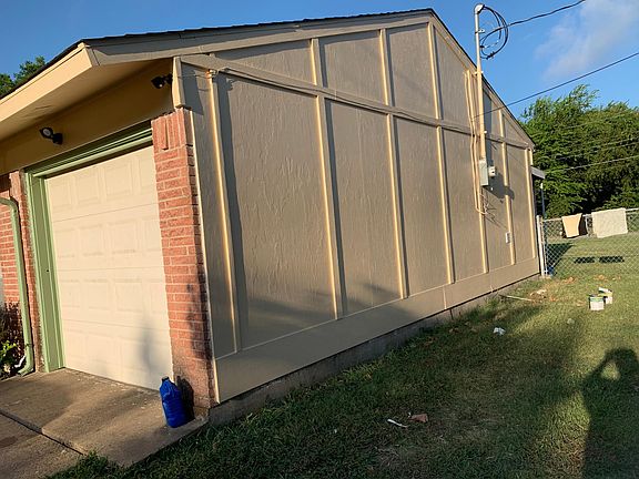 2nd image of 1715 Meadows Dr