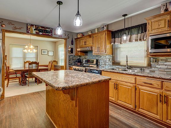 3rd image of 1876 Thomas Dr