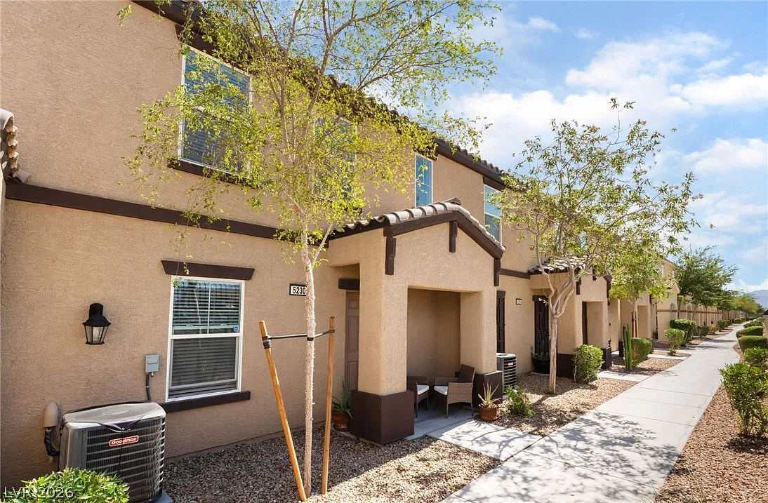 3 bed, 2.0 bath, 1298 sqft, $2,000 — Photo 2