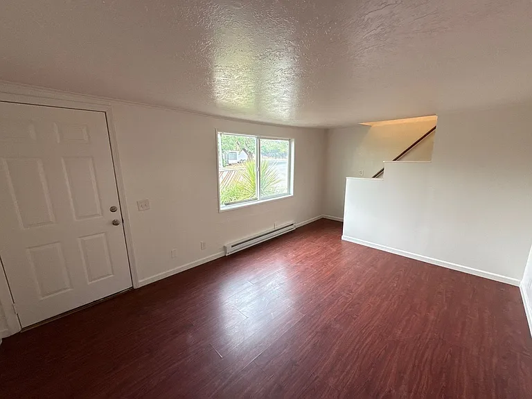 926 SE Uglow Ave #2 — Photo 5