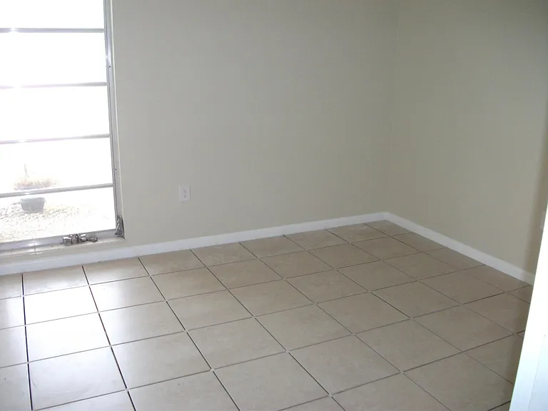 718 Joel Blvd — Photo 5