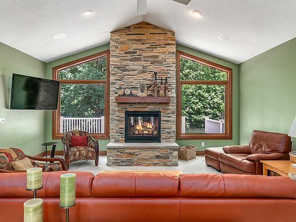 5th image of 745 Glenwood Dr