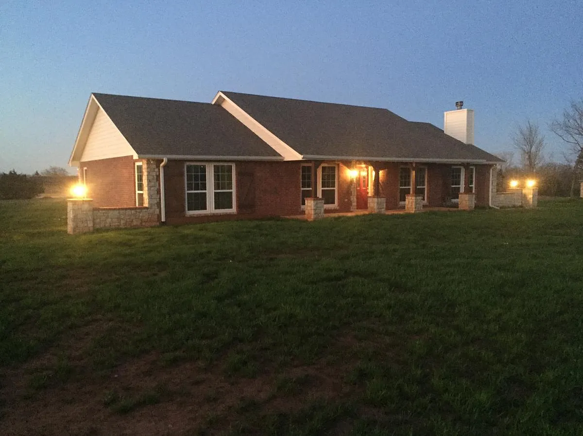 320 W Wild Horse — Photo 1