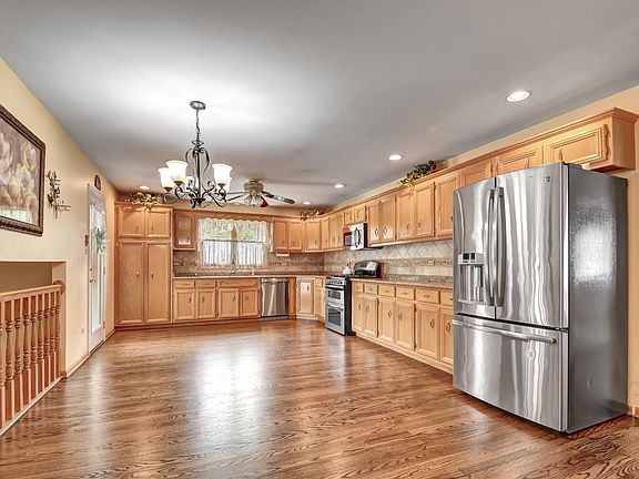 4th image of 6710 1/2 W 90th St