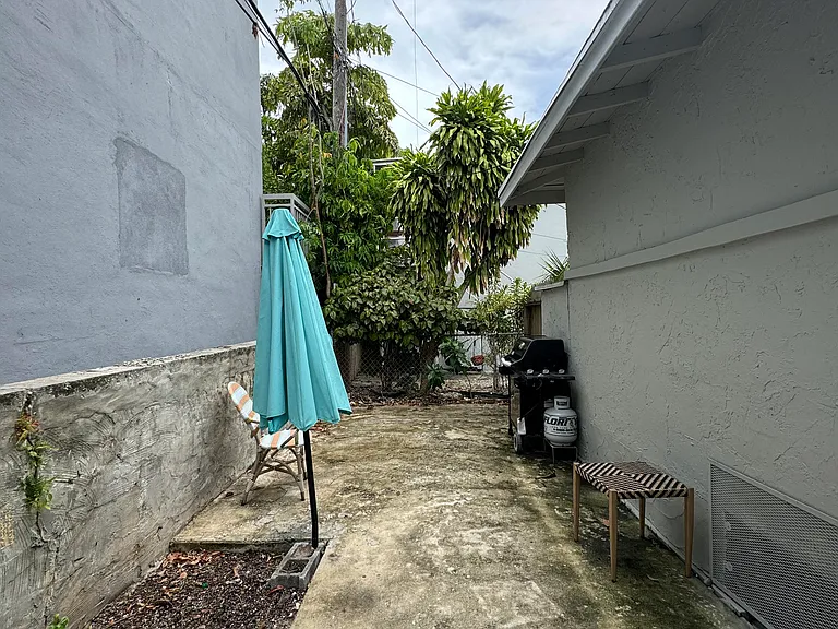 215 NE 26th Ter #C — Photo 15