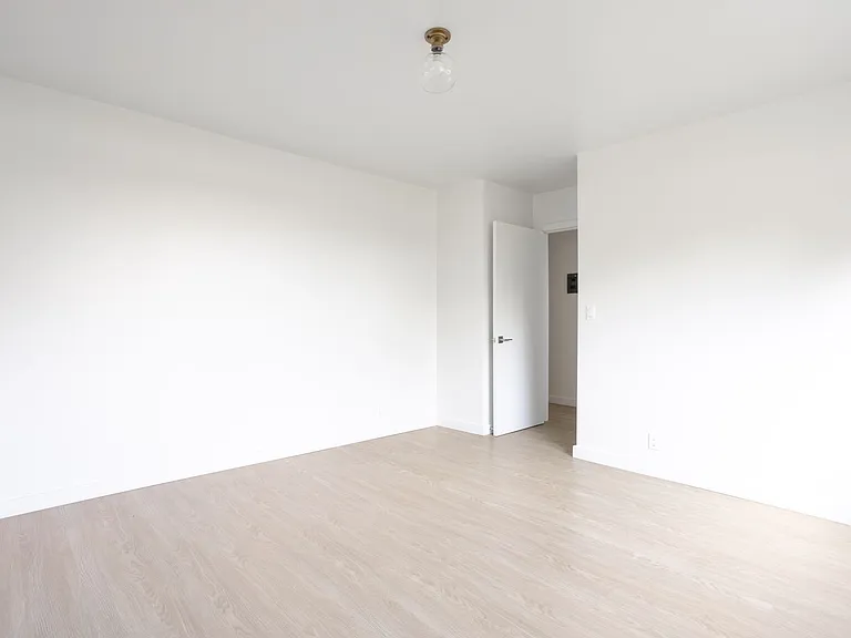 725 Hayworth Apartments — Photo 20