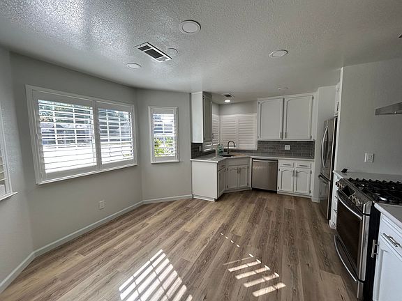 4th image of 215 S Hilton Ct