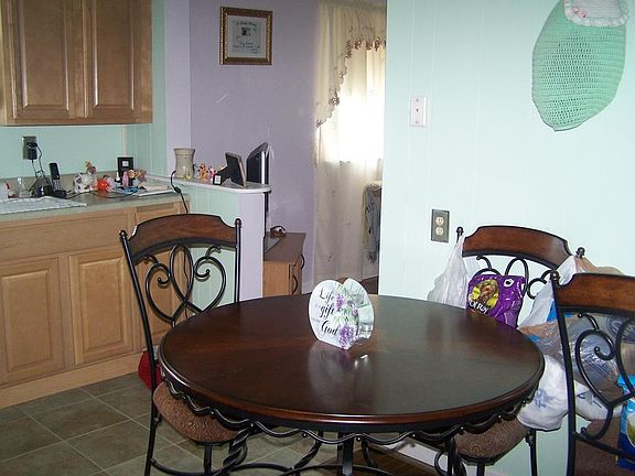 5th image of 303 Maple St