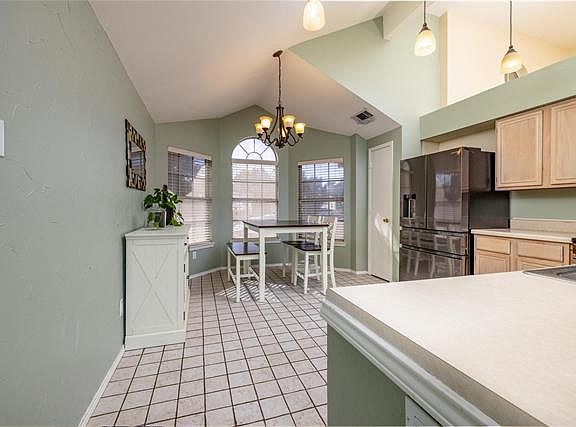 5th image of 1008 Lake Bluff Ct