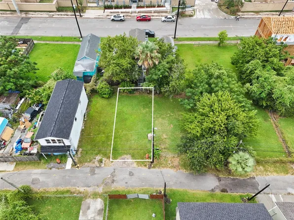 3913 Winnie Rear St, Galveston, TX 77550
