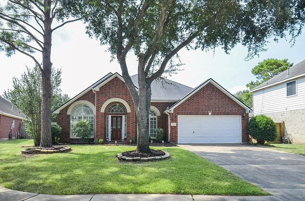 4 bed, 2.0 bath, 2246 sqft, $2,560 — Photo 1