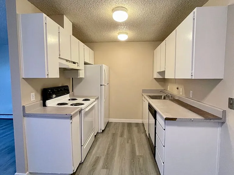 Spacious unit nestled across from Bitterlake Park & Lake, walk to shops and stores! — Photo 4