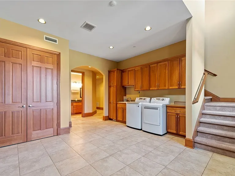 Shared mudroom with washer/dryer