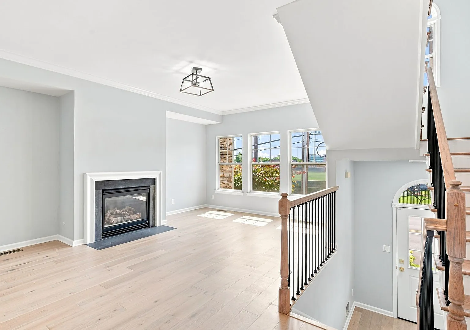 3 bedrooms, 3 bathrooms Townhouse For Rent — Photo 2