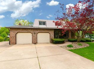 4425 Amesbury Dr, Bettendorf, IA 52722