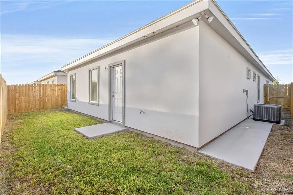 2 bed, 2.0 bath, 900 sqft, $1,075 — Photo 2