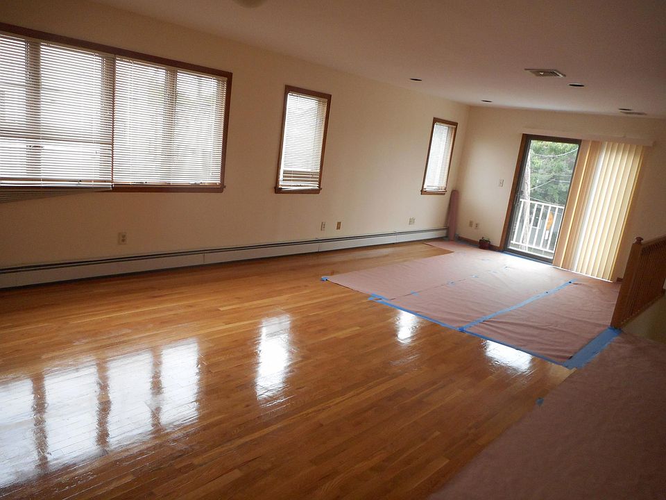 Living Room 32' x 17'