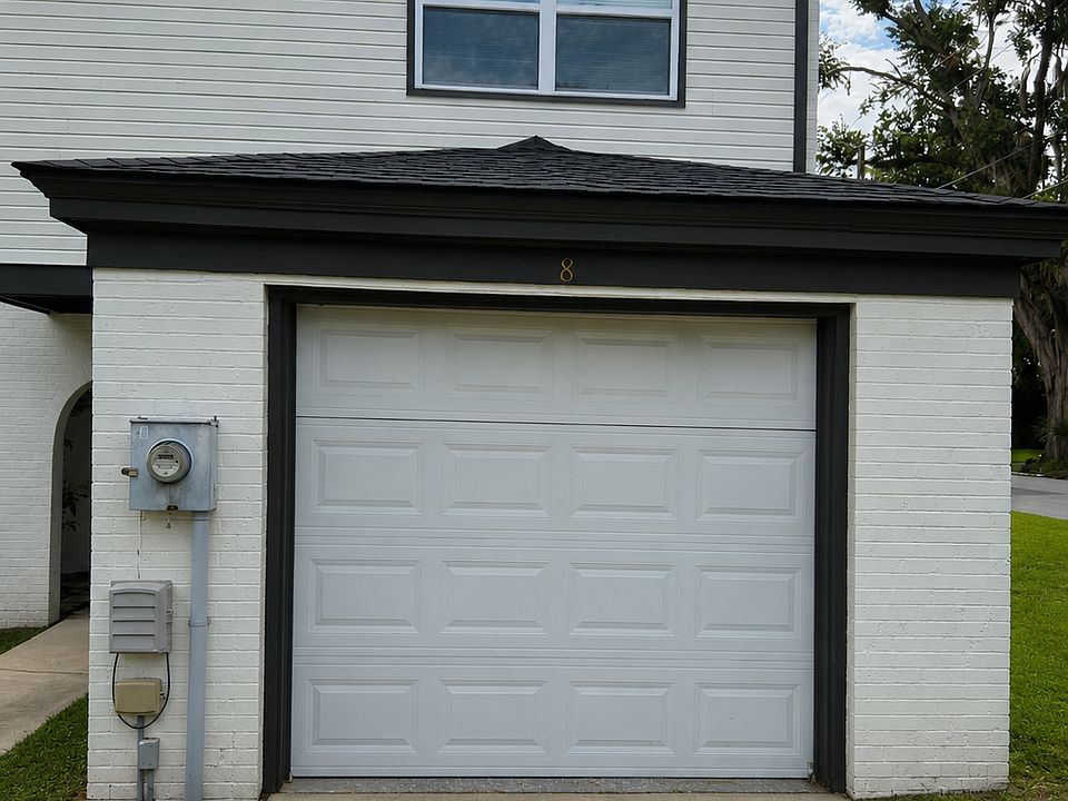 1st image of 6 Brookwood Cir