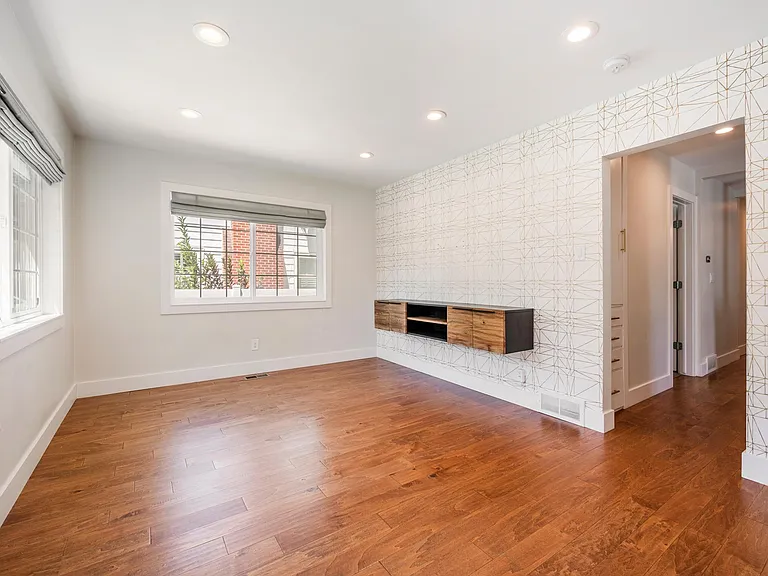 2545 S Filmore St E — Photo 3