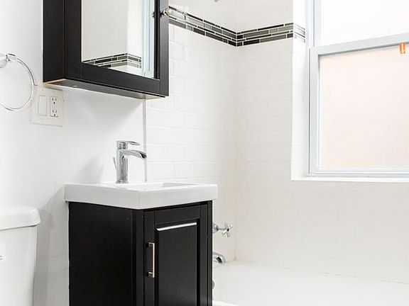 4th image of 2129-30 N Dayton St Unit 203