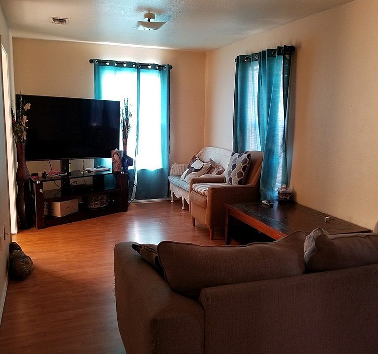 2nd image of 404 E Estes Ave