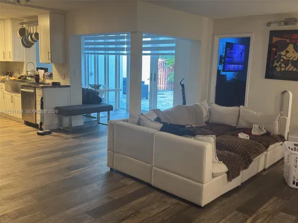 323 Ives Dairy Rd APT 8, Miami, FL 33179