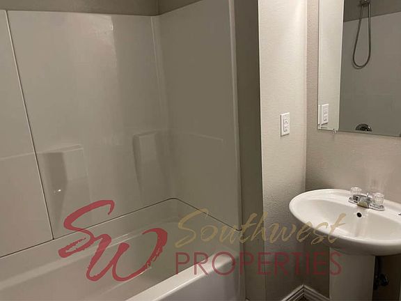 4th image of 403 W Oak St
