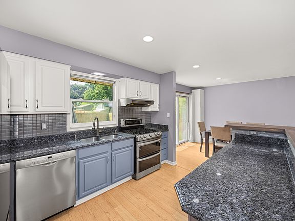 4th image of 607 Parkshore Dr