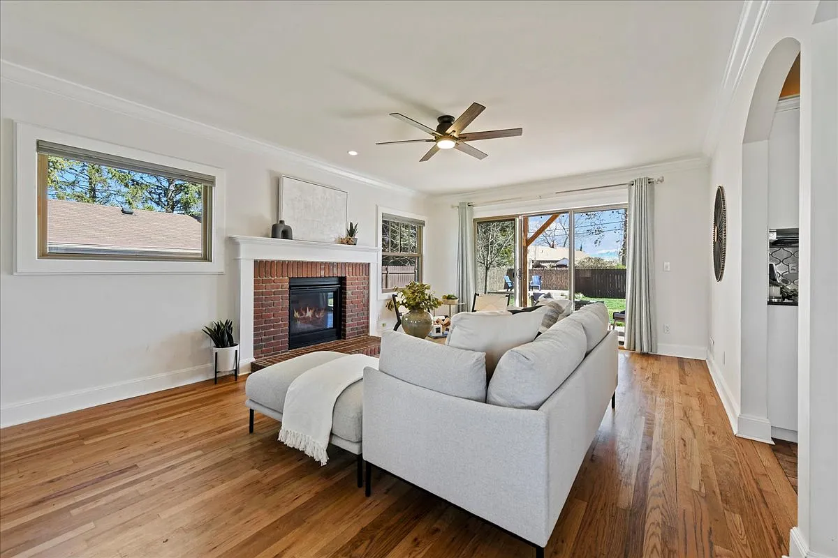 3 bed, 1377 sqft, $3,200 — Photo 3