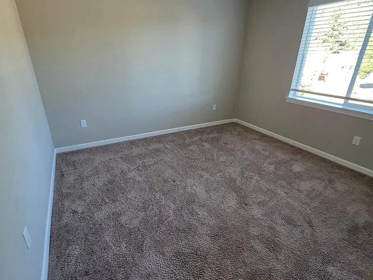 1013 Robbins Ct — Photo 4