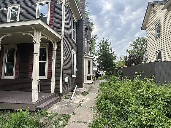 4th image of 426 Louisa St