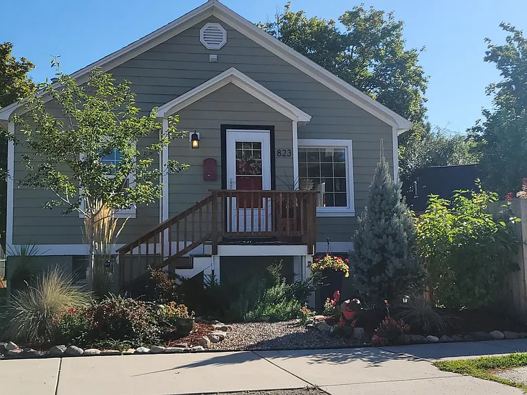 823 Hazel St — Photo 2