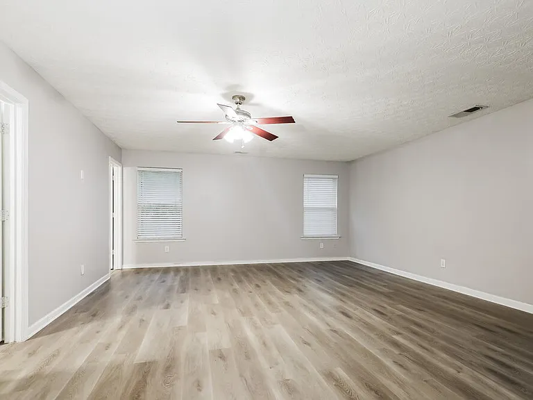 2894 Edgewater St SW — Photo 11