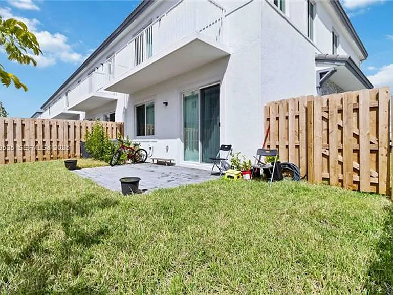 760 SE 13th Ct #Townhouse 760 — Photo 26