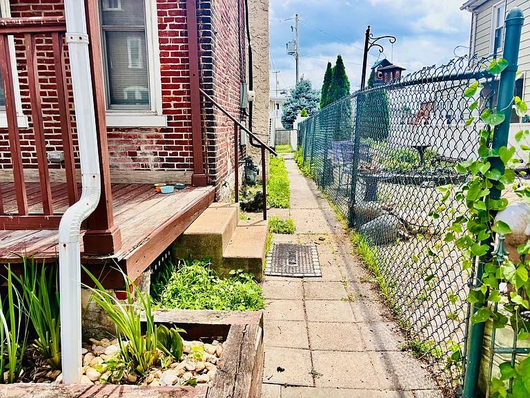 940 Queen St — Photo 2