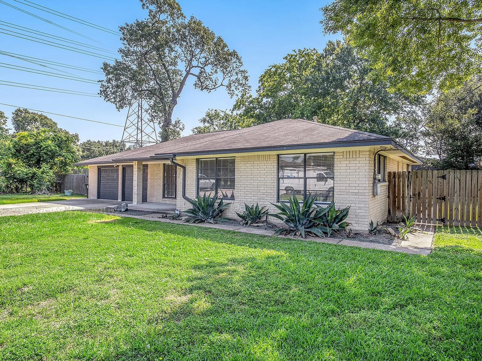 3 bed, 1.5 bath, 1240 sqft, $1,950 — Photo 4