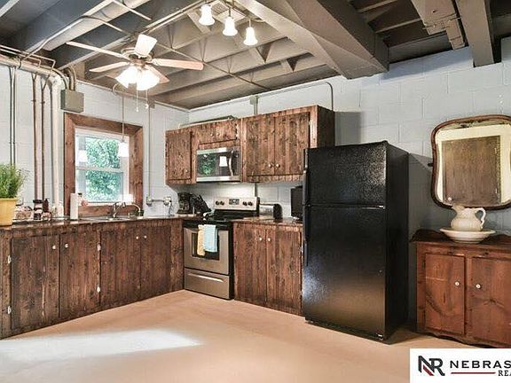 Full kitchen and pantry