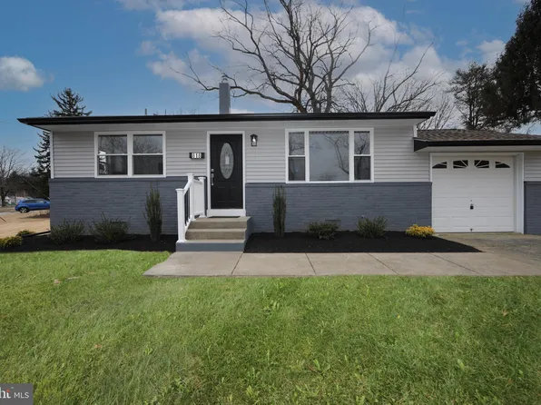 818 Aston Martin Dr, Lindenwold, NJ 08021