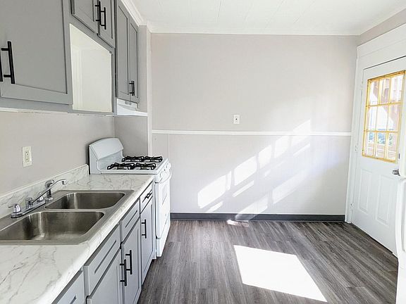 3rd image of 22 Roseland Ave APT 2S