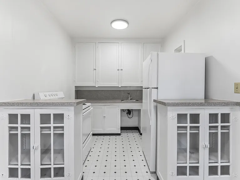 2128 SE Hawthorne Blvd - Caldwell Apartments — Photo 12