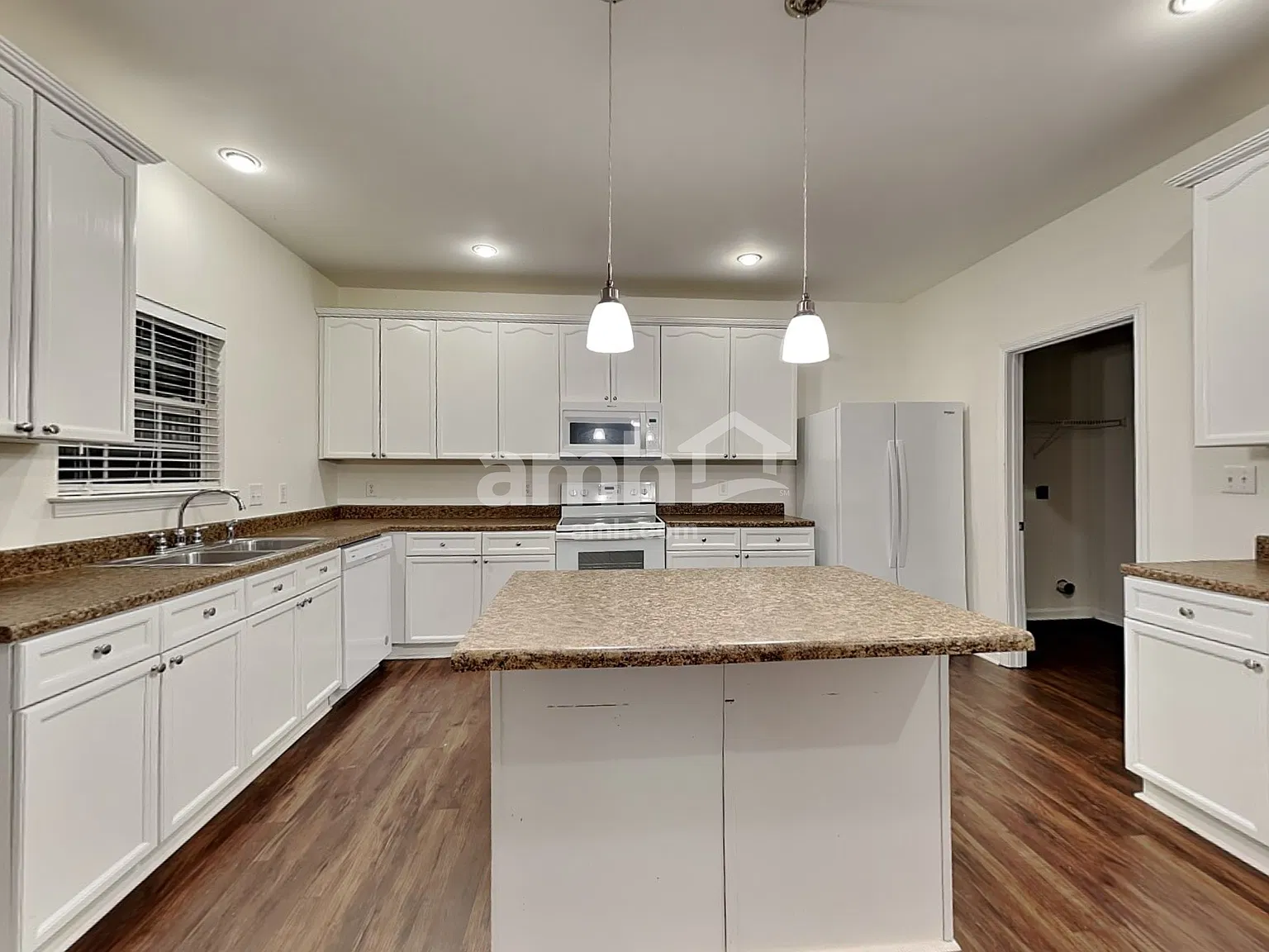 4 bed, 2.5 bath, 2792 sqft, $2,430 — Photo 3