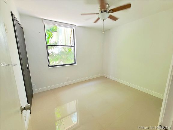 5th image of 20300 W Country Club Dr #120-3