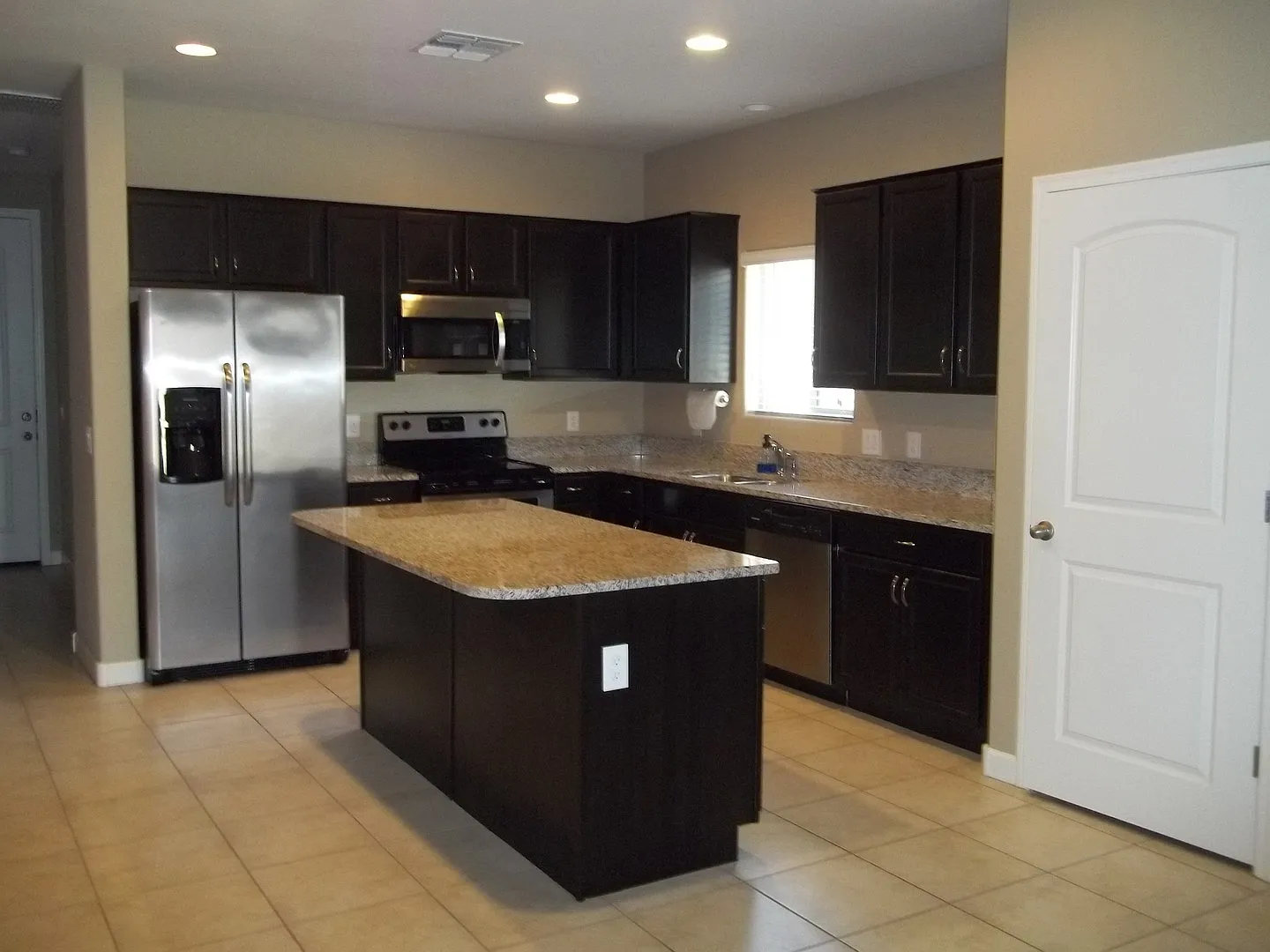 Beautiful Home in Gated Community — Photo 2