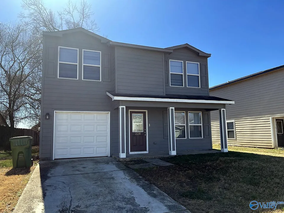 228 Whitestone Dr NE
