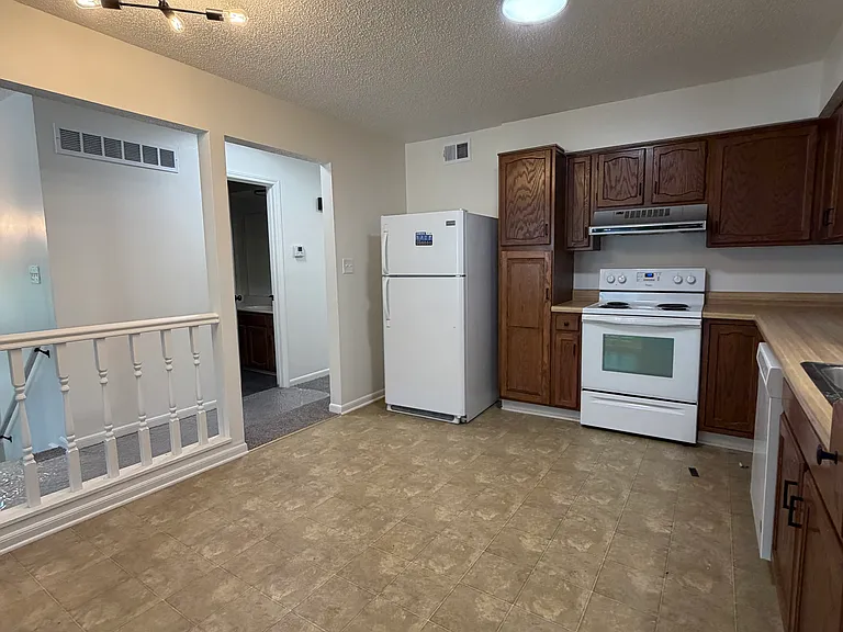 9210 Central St — Photo 5
