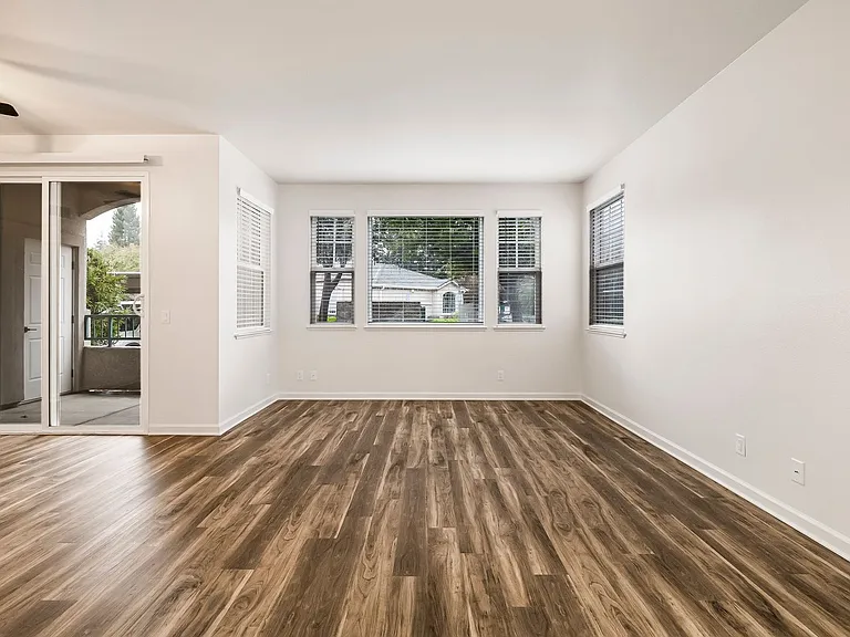 Sterling Oaks Luxury Apartments — Photo 64
