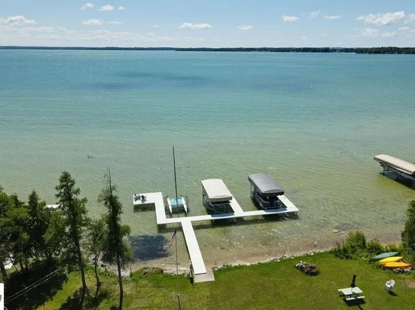 8120 Westview Dr, Rapid City, MI 49676